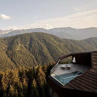 【#Travel】世界綠色酒店選：雲海上的避世聖殿！義大利森林水療酒店Forestis將自然元素融入生活，與壯麗山景共生