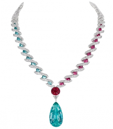 【#Jewelry】Chaumet en Scène年度珠寶，融入音樂、舞蹈、魔術等三大表演主題之動態特色，39件珠寶透過混合重複性圖案，構築出獨特節奏，自由編排成精采絕倫的展演，在舞台上呈現韻律十足