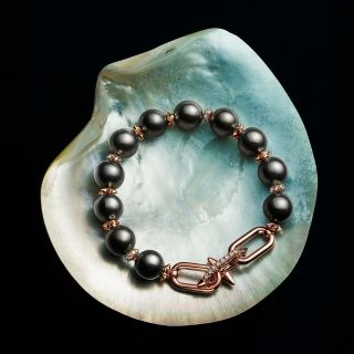 用珍珠珠寶刻劃海神的三叉戟，Tiffany & Co.與潮流音樂人Pharrell Williams合作，推出全新Titan系列叛逆又迷人