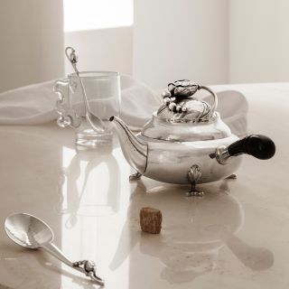 跨越文化疆界，展現異域風情！GEORG JENSEN 2025春夏銀雕藝展以錘紋銀藝，打造恬靜而神祕的家居藝術
