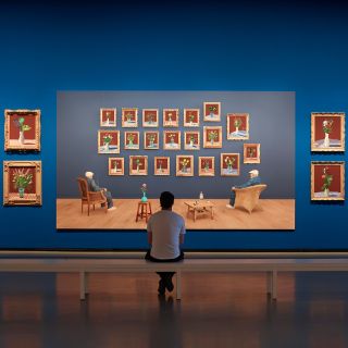 春天總會來臨，美好總會發生！英國當代藝術大師David Hockney大型個展在巴黎，以70年累積的繽紛畫作帶來希望