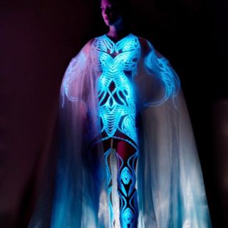 【2025-26秋冬高級訂製系列】Iris van Herpen 的衣服是活的，1.25億個螢光藻一碰就會發光