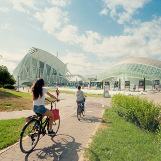【#再生能源】用路燈充電、建設綠建築且全面發展再生能！瓦倫西亞打造智能碳中和城市將可持續機能結合淨零旅遊