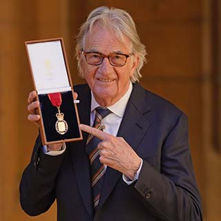 【#Influencer】時尚界第一人！「彩虹線條之父」Paul Smith先生被英國王室授予最高級別的「名譽勳位」