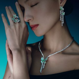 祖母綠的平和沉穩，與翡翠的溫潤堅韌，你喜歡哪一個？綠色珠寶帶給你平和好心情，成為最溫柔堅定的自己