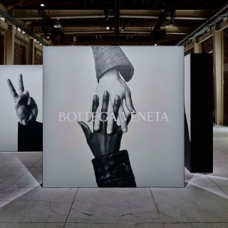 Bottega Veneta以手勢形象廣告，記念皮革編織工藝50週年，除了舒淇、茱莉安摩爾，這些手的主人一定要認識！