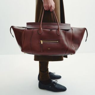 極簡女王的影響力在Y2K時代就開始了？今年回歸的這兩款千禧年代熱門包，原版都來自Phoebe Philo！