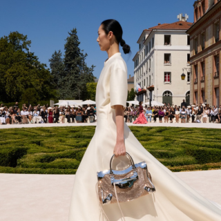 Balenciaga創意總監首秀，揉合浪漫剪裁和科技面料，謝幕更是令人感動
