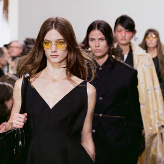何謂「Emotional Dressing」？Celine 2027春夏大秀，帶你回到愛上時裝的那個瞬間